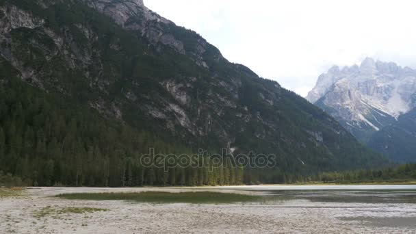 Πανοραμική θέα στη λίμνη και τα βουνά στην Ιταλία — Αρχείο Βίντεο