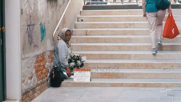 Venedik, İtalya, sokaklarında Alms için evsiz dilenci büyükanne sorar — Stok video