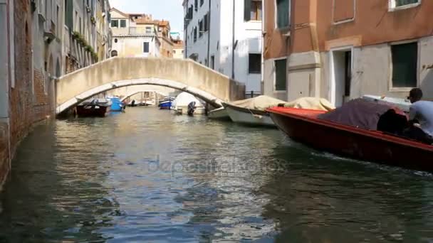 Canal da Água de Veneza, Itália. Ruas estreitas de Veneza . — Vídeo de Stock