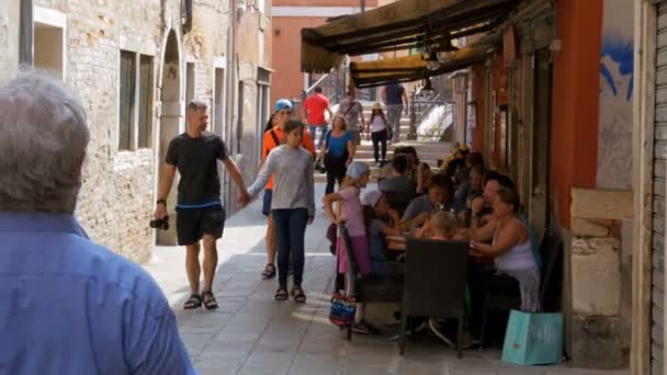 Τουρίστες κάθονται στα τραπέζια σε έναν Street Cafe στην Βενετία, Ιταλία — Αρχείο Βίντεο