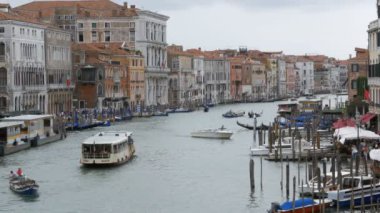 Venedik İtalya Grand Canal ulaşım yolları, Rialto Köprüsü'nden görünümü.