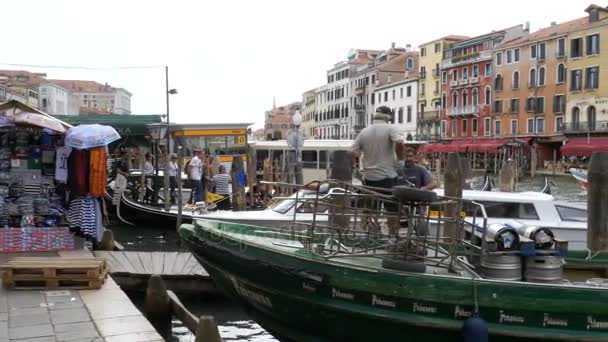 Venedig Italien Grand Canal transportvägar, båtar står på piren. — Stockvideo