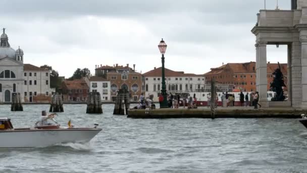 Canal Grande Venedig Italien. Vaporetto, vatten spårvagn båten seglar genom Venedigs canal — Stockvideo