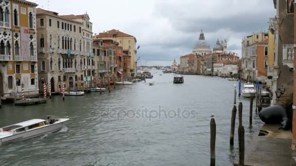 Venecia Italia Gran Canal Rutas de transporte, vista desde el puente . — Vídeo de stock