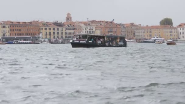 Венеция, Большой канал Италии. Вапоретто, водный трамвай плывет по каналу Венеции — стоковое видео