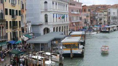 Venedik İtalya Grand Canal ulaşım yolları, Rialto Köprüsü'nden görünümü.