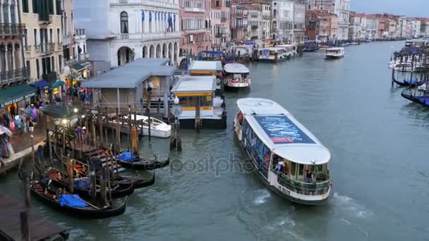 Транспортные маршруты Большого канала Венеции, вид с моста Риальто . — стоковое видео