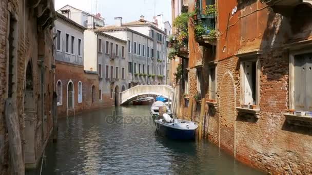 Canal da Água de Veneza, Itália. Ruas estreitas de Veneza . — Vídeo de Stock