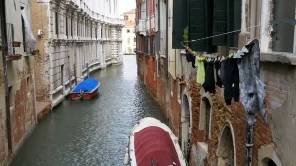 Висячая одежда на улице после стирки в Венеции, Италия — стоковое видео