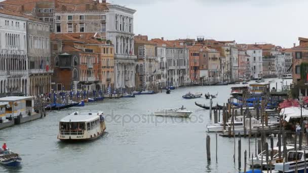 Grand Canal. Nézd meg a Rialto-hídtól. Velence Olaszország. — Stock videók