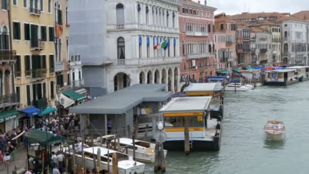 Venedig Italien Grand Canal Transportrouten, Blick von der Rialto-Brücke. — Stockvideo