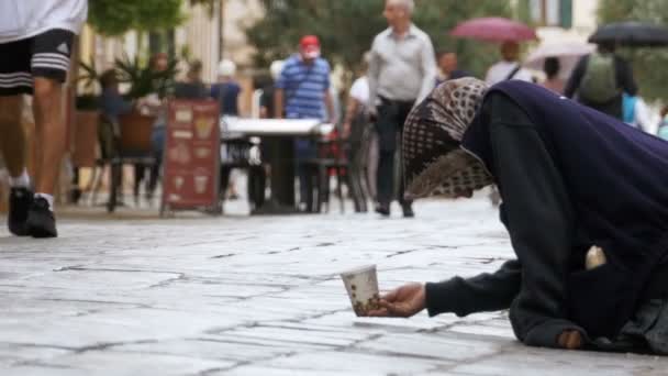 Bettler bittet um Almosen in den Straßen von Venedig, Italien — Stockvideo