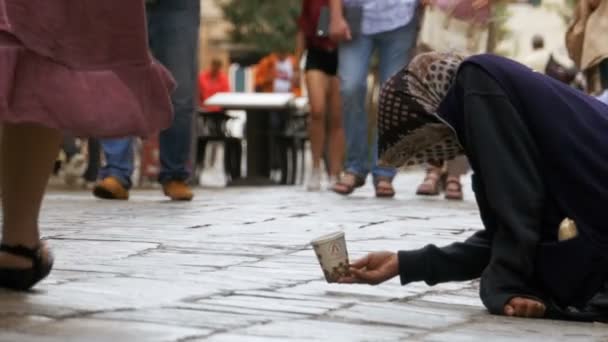 Homeless Beggar Abuela pide limosna en las calles de Venecia, Italia — Vídeos de Stock