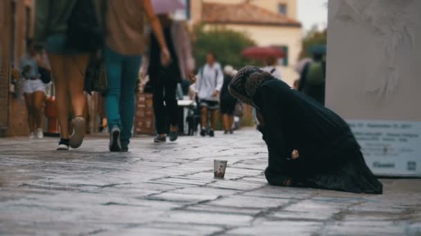 Homeless Beggar Abuela pide limosna en las calles de Venecia, Italia — Vídeos de Stock