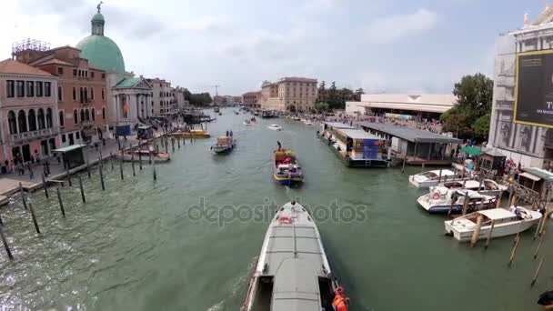Venedik, büyük kanal manzaralı Köprüsü'nden — Stok video