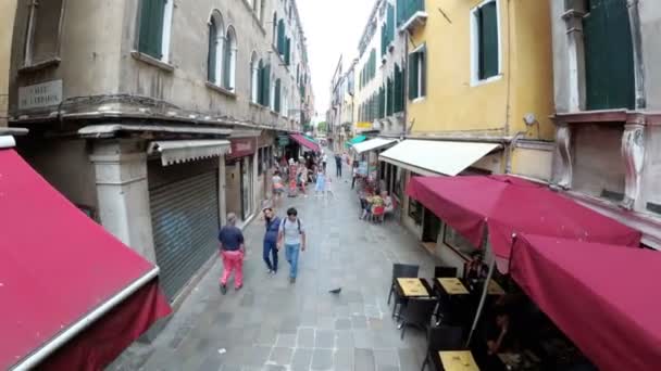 Vista dall'alto della Passeggiata Turistica Lungo le Strette Strade vicino ai Negozi di Souvenir di Venezia — Video Stock