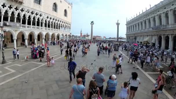 Multitud de personas caminando por la plaza de San Marcos, Venecia, Italia — Vídeos de Stock