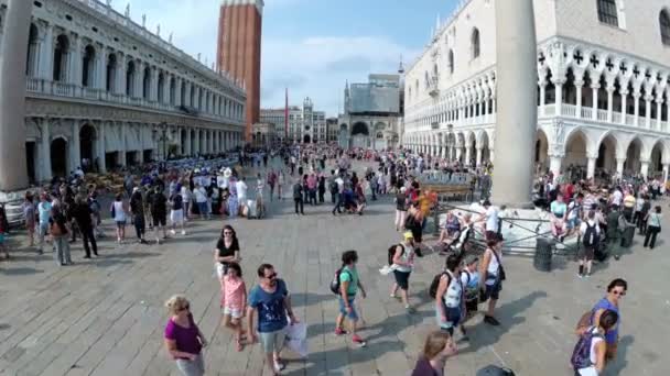 Skaran av människor som gick på den torget av St Mark, Venedig, Italien — Stockvideo