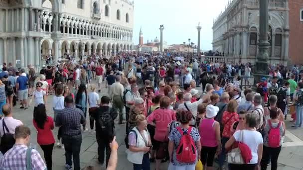 Толпа людей, идущих по площади Святого Марка, Венеция, Италия — стоковое видео