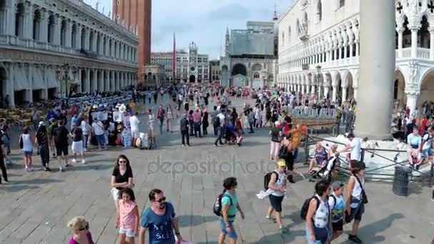 Πλήθος των ανθρώπων που περπατούν στη η πλατεία του Αγίου Μάρκου, Βενετία, Ιταλία — Αρχείο Βίντεο