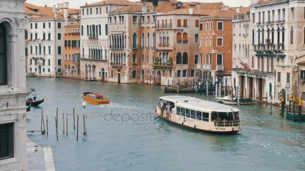 Μεγάλο κανάλι στη Βενετία, θέα από την γέφυρα — Αρχείο Βίντεο
