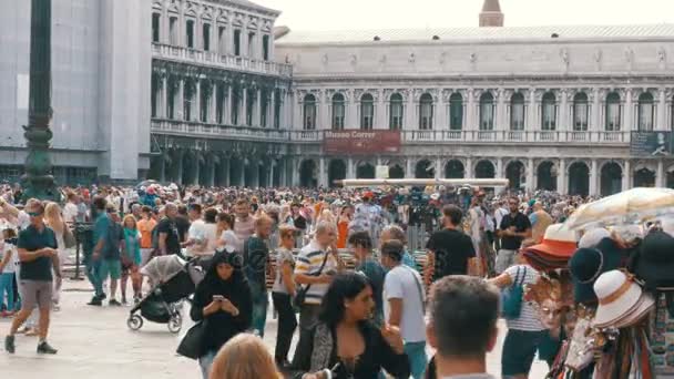 Multidão de pessoas caminhando na praça de San Marco Veneza, Itália — Vídeo de Stock