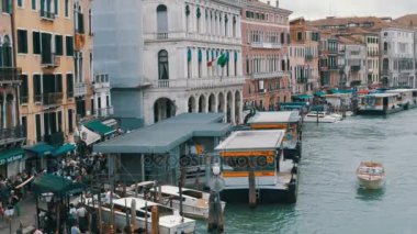 Grand Canal. Rialto Köprüsü görünümden. Venedik İtalya.
