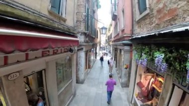 Turistler yürüyüş boyunca dar sokaklar Hediyelik eşya mağazaları Venedik, İtalya, üstten görünüm