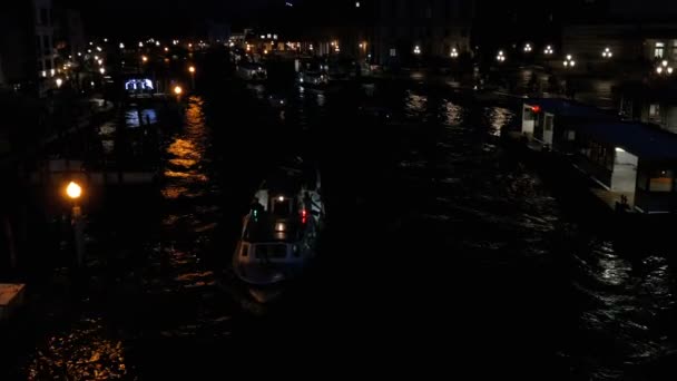 Grande Canal em Veneza, vista noturna da Ponte — Vídeo de Stock