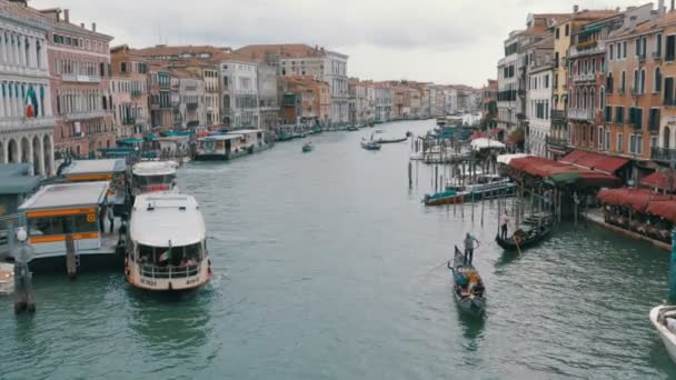 Venedig Italien Grand Canal Transportrouten, Blick von der Rialto-Brücke. — Stockvideo