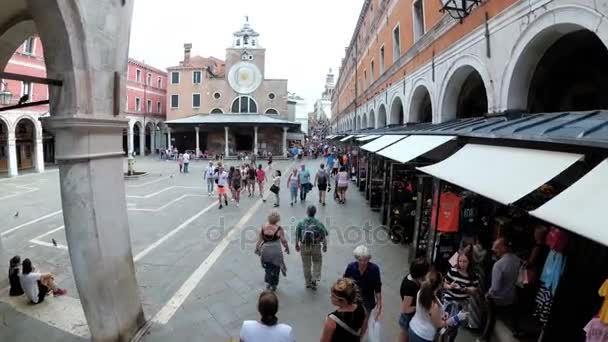 Bovenaanzicht van toeristen lopen langs de smalle straatjes in de buurt van Souvenir winkels van Venetië, Italië — Stockvideo