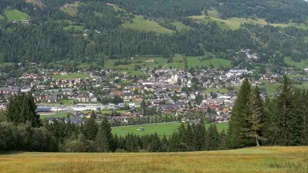 Vue panoramique de la ville autrichienne dans les montagnes alpines — Video