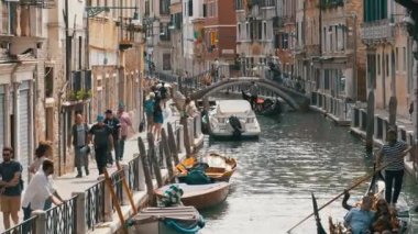 Su kanalı, Venedik, İtalya. Venedik dar sokakları ile insanlar yürümek