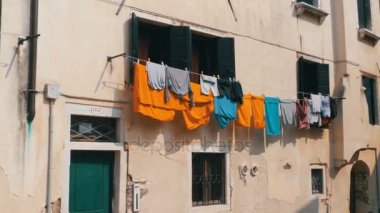 Elbise sokakta asılı sonra Venedik, İtalya'da yıkanmış