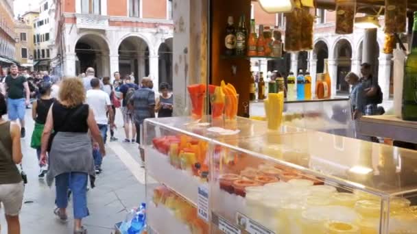 Turistas caminan por las estrechas calles cerca de tiendas de recuerdos de Venecia, Italia — Vídeos de Stock