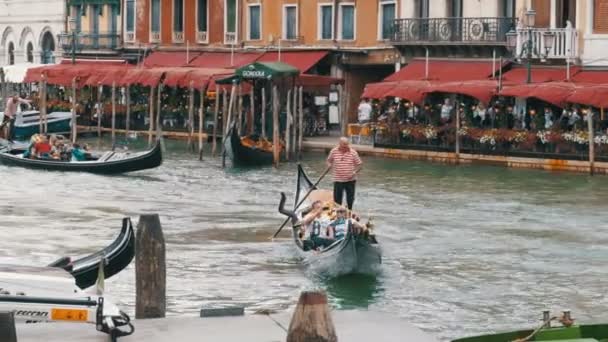 Tourists are swimming on the Gondolas in the Venetian canal, Italy. — Stock Video