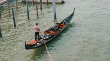 Gondol Venedik, büyük kanal aracılığıyla turist yelken ile