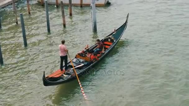 Gôndolas com turistas navegam pelo Grande Canal de Veneza — Vídeo de Stock