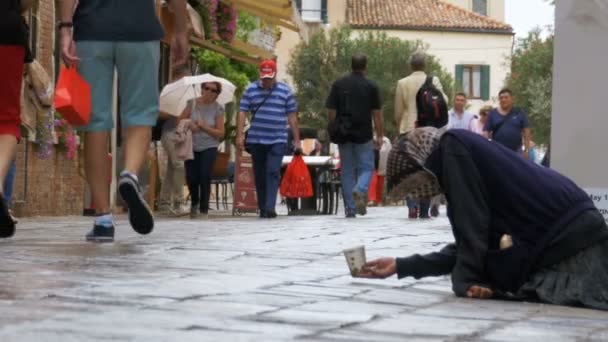Бездомная нищая бабушка просит милостыню на улицах Венеции, Италия — стоковое видео
