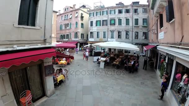 Ovanifrån av turister promenad längs den smala gator nära Souvenir butiker i Venedig, Italien — Stockvideo