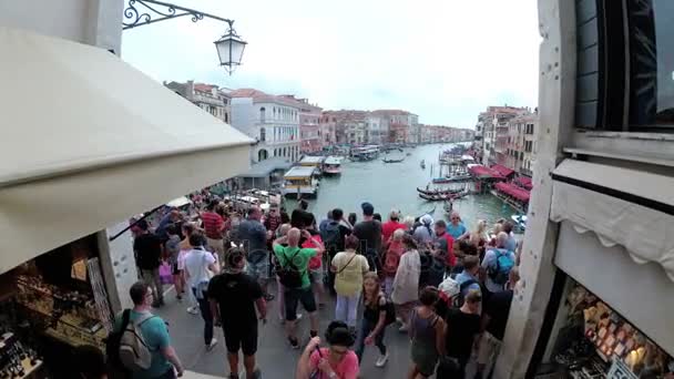 Blick von oben auf den Canal Grande in Venedig, Blick auf die Menschenmenge, die auf der Rialtobrücke steht. — Stockvideo