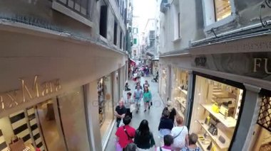 Turistler yürüyüş boyunca dar sokaklar Hediyelik eşya mağazaları Venedik, İtalya, üstten görünüm