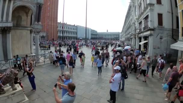 イタリア、ベニス、サンマルコ広場上を歩く人々 の群衆 — ストック動画