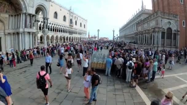 Skaran av människor som gick på den torget av St Mark, Venedig, Italien — Stockvideo