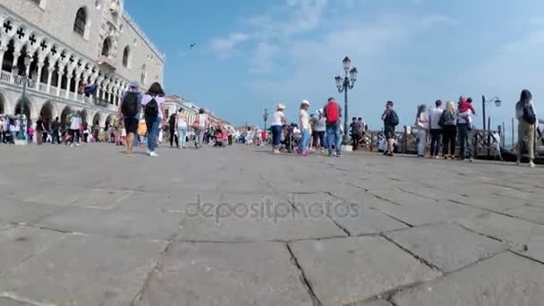 Tłum ludzi spacerujących wzdłuż nasypu w Wenecja, Włochy — Wideo stockowe