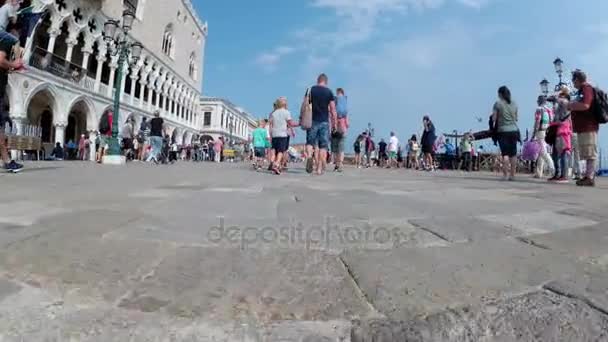 Pohled zdola z davu lidí jsou procházky po nábřeží Benátky, Itálie — Stock video
