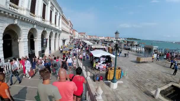 ヴェネツィア、イタリアの堤防に沿って歩いている大勢の人 — ストック動画