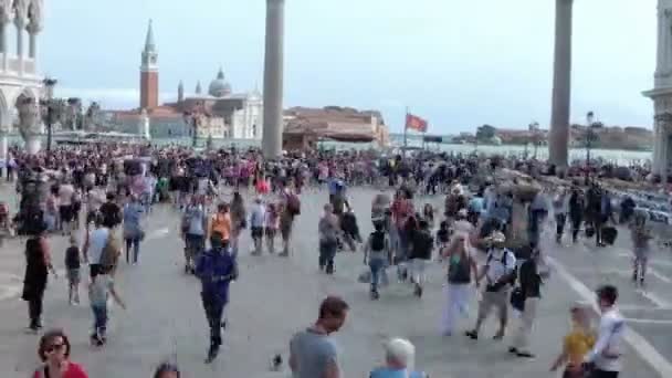 Folle di persone che camminano sulla piazza di San Marco, Venezia, Italia — Video Stock