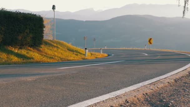 Moto ciclista paseos en una carretera de montaña de la vuelta. Vista panorámica de los Alpes, Austria — Vídeos de Stock