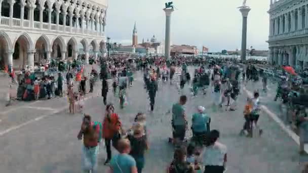 Multitud de personas caminando por la plaza de San Marcos, Venecia, Italia — Vídeos de Stock